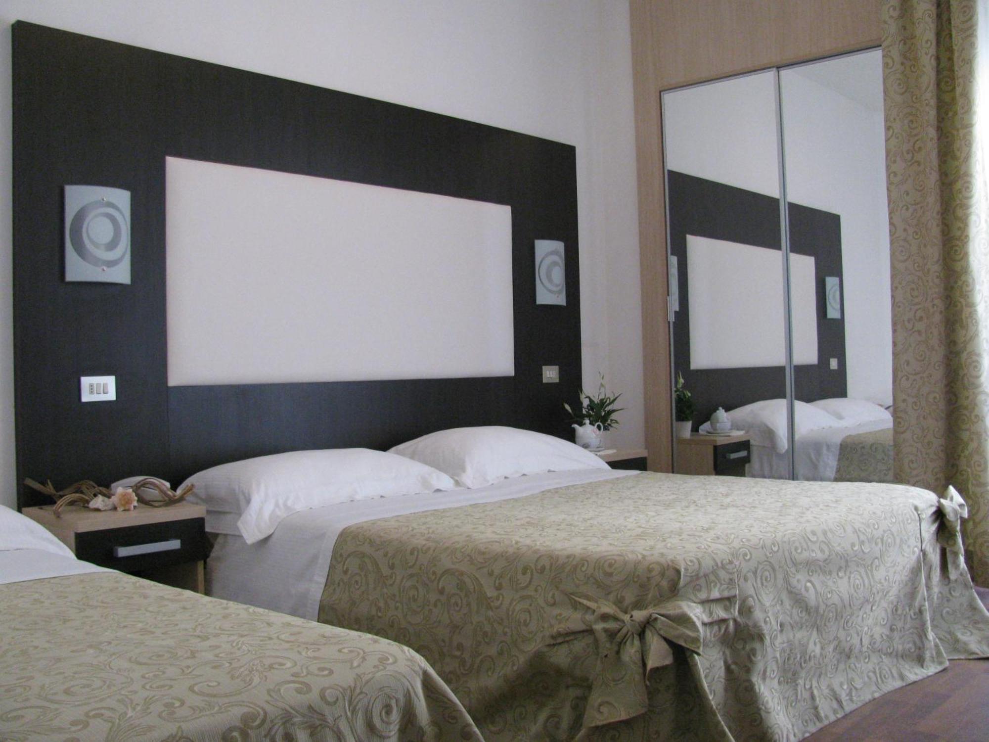 Hotel Baby Milano Marittima Buitenkant foto