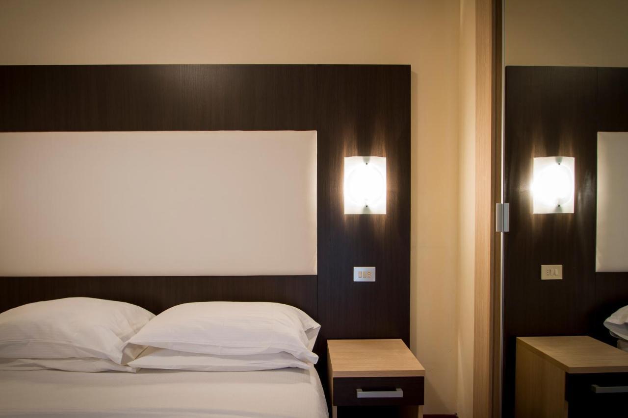 Hotel Baby Milano Marittima Buitenkant foto